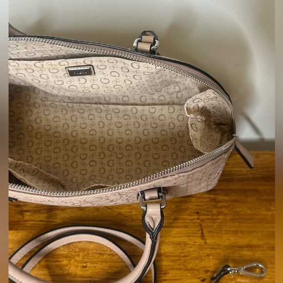 GUESS purse with a removable shoulder strap. - Picture 6 of 12